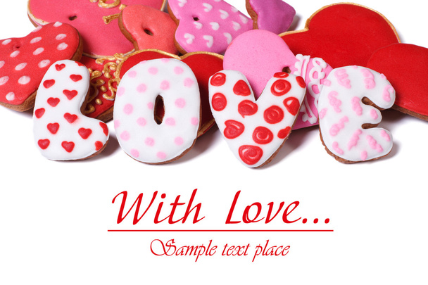 La palabra cartas de amor compuestas de galletas aisladas sobre fondo blanco
 - Foto, imagen