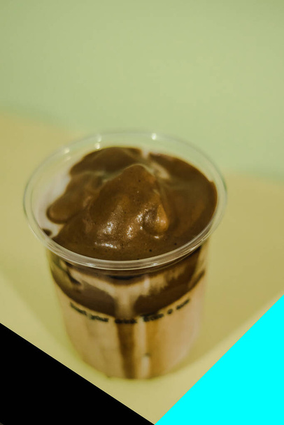 IJs latte koffie in een plastic mok, Koffie room in een glas - Foto, afbeelding