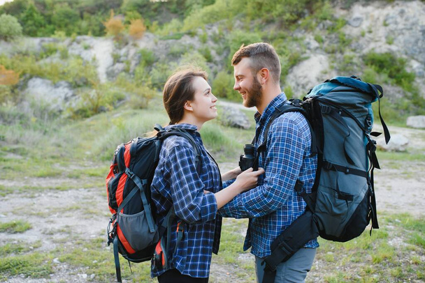 feliz pareja joven senderismo en la montaña
 - Foto, imagen