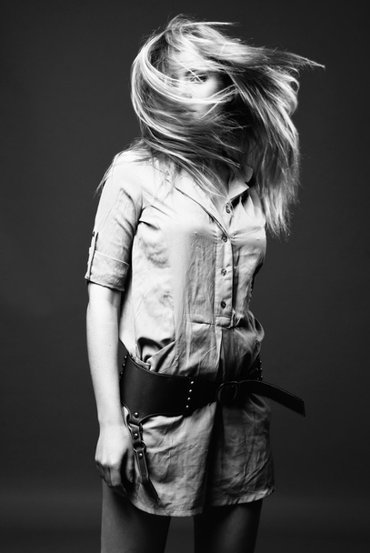 Retrato de moda en blanco y negro de una mujer joven
 - Foto, Imagen