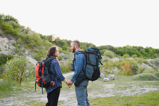 glückliches junges Paar beim Bergwandern - Foto, Bild
