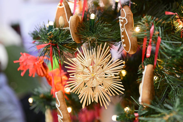 Різдвяне дерево в Бад - Ішлі (район Гмунден, Верхня Австрія).) - Фото, зображення