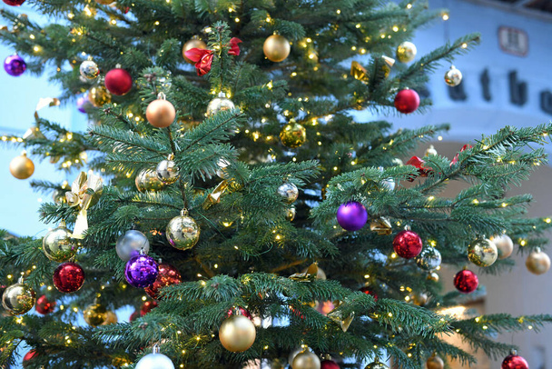 バート・イシュルの歩行者エリアのクリスマスツリー(オーストリア北部、グンデン地区)) - 写真・画像