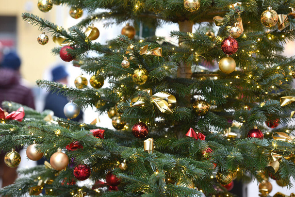 Kerstboom in het voetgangersgebied in Bad Ischl (Gmunden, Opper-Oostenrijk)) - Foto, afbeelding