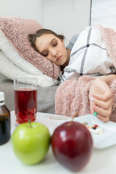 In addition to bed rest, you need to eat vitamins and medicines during illness. - Foto, Imagem