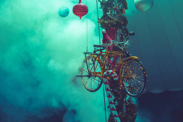 Karácsonyi kerékpár dekoráció füst, mint a háttér. Közelről nézd zöldes színekkel. - Fotó, kép