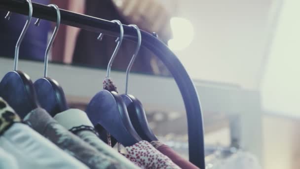 Dolly shot of Clothes Hangers Gros plan sur le fond flou
 - Séquence, vidéo