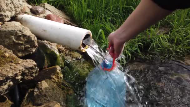 Σωλήνας από την πηγή με κρυστάλλινα καθαρό νερό, οι άνθρωποι κερδίζουν καθαρό νερό στο σπίτι - Πλάνα, βίντεο