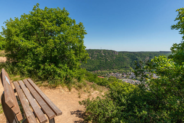 Hoge hoek uitzicht vanaf de Rotenfels van Bad Muenster am Stein Ebernburg met houten bank op de voorgrond - Foto, afbeelding