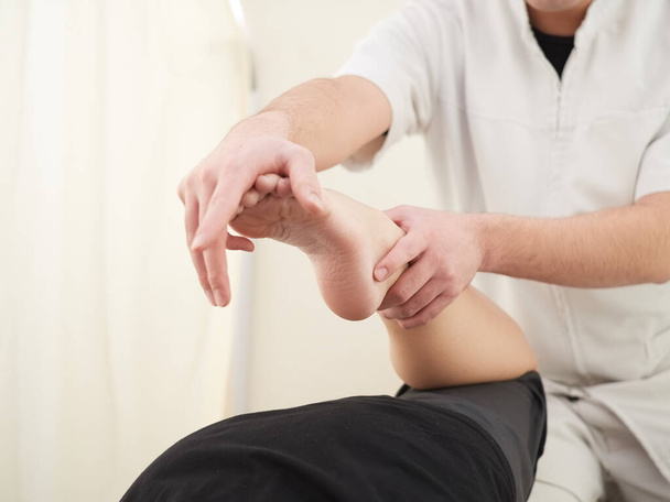 Una donna giapponese ottenere un massaggio alla caviglia
 - Foto, immagini