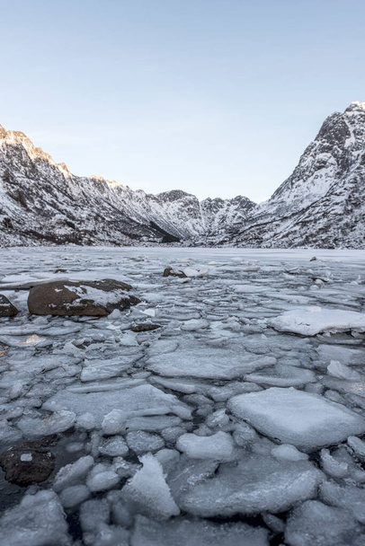 Paysage hivernal sur un lac pendant l'hiver des îles Lofoten. Fusion de la neige et de la glace
  - Photo, image