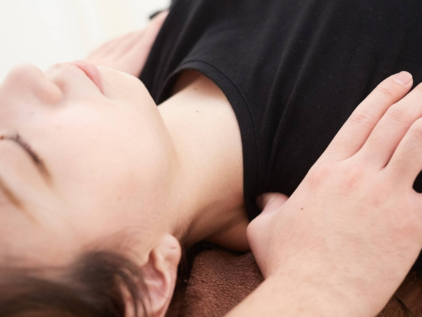 Una donna giapponese ottenere un massaggio alle spalle
 - Foto, immagini