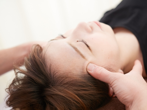 Uma mulher japonesa recebendo uma massagem no templo
 - Foto, Imagem