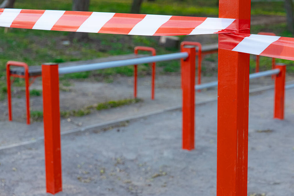 Pandemik korona virüsünün karantina zamanındaki kırmızı şeritli bantla kaybedilmiş spor alanı - Fotoğraf, Görsel