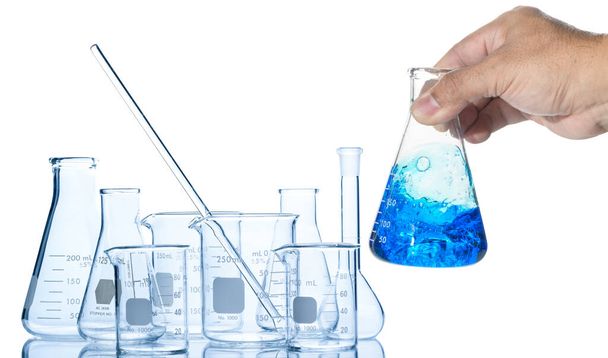 mão cientista agitando Erlenmeyer frasco com líquido azul isolado em fundo branco, Equipamento científico e conceito de tecnologia da ciência
 - Foto, Imagem