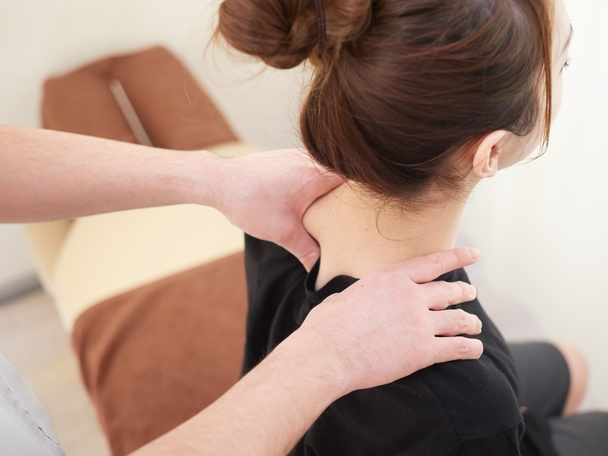 A Japanese woman getting a shoulder massage - Zdjęcie, obraz