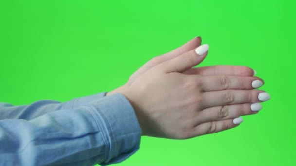 Lány csinál tapsol a kezét egy zöld képernyő háttér - Felvétel, videó