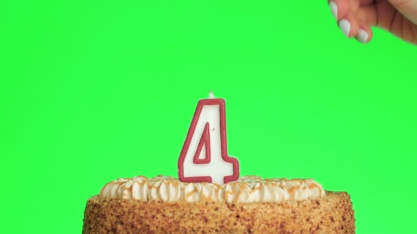 Meggyújtani egy négyes számú szülinapi gyertyát egy finom tortán, zöld képernyő 4 - Felvétel, videó