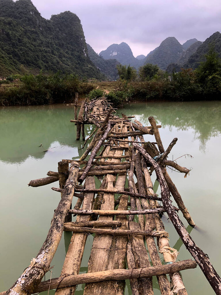 Old dangerous abandonned bamboo bridge crossing a river in the  Trung Khan District, Cao Bang Province, Vietnam - Photo, Image