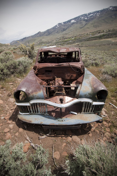 παλιό εγκαταλελειμμένο αυτοκίνητο με τρύπες από σφαίρες - Φωτογραφία, εικόνα