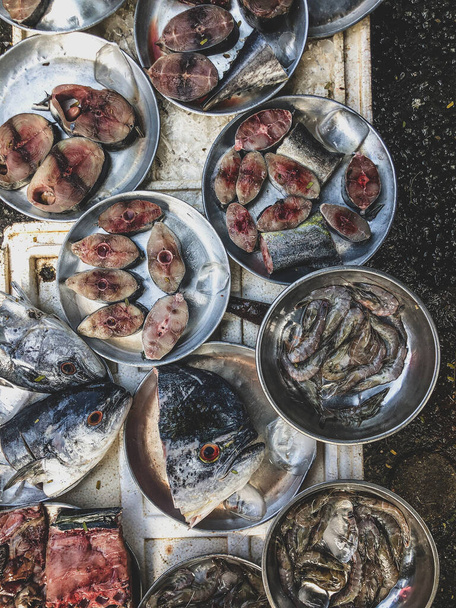 Hue Market, Vietnam 'da balık pazarında satılacak çeşitli balıkların üst görüntüsü. - Fotoğraf, Görsel