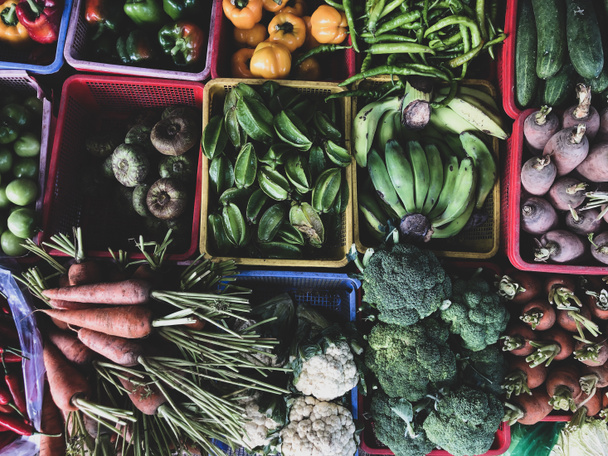 Górny widok na duży asortyment rzędów luźne warzywa i owoce na sprzedaż w ulicy. Produkcja zwarć w Hue Market - Zdjęcie, obraz