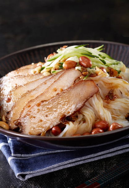 Kiinalaista ruokaa, sianlihaa grillattua riisinuudelia
 - Valokuva, kuva