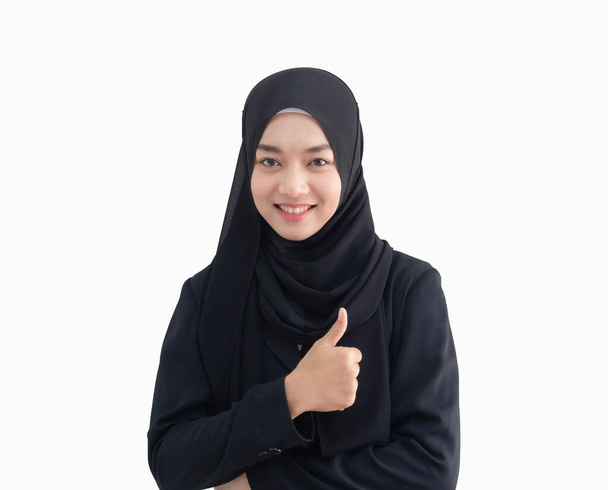 Έξυπνη όμορφη Ασιάτισσα Μουσουλμάνα με μοντέρνο κουρούνγκ και χιτζάμπ. Θετική έκφραση ανθρώπινου συναισθήματος γλώσσα σώματος. - Φωτογραφία, εικόνα