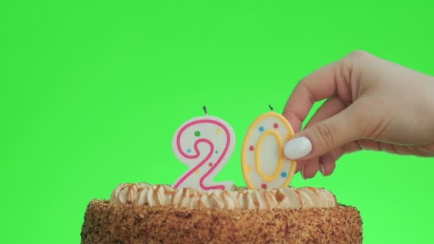 Een nummer twintig verjaardagskaars op een heerlijke taart zetten, groen scherm 20 - Video