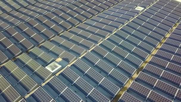 Vista aérea de muchos paneles solares fotovoltaicos montados en el techo de un edificio industrial. - Metraje, vídeo