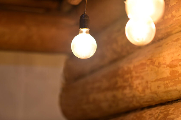 Stará žárovka v dřevěném domě. - Fotografie, Obrázek