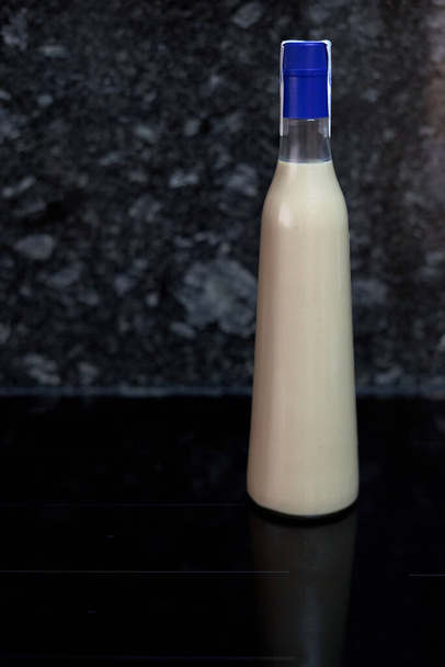 likér likér krém láhev na černém pozadí - Fotografie, Obrázek