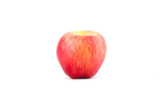 白の背景に新鮮な赤いリンゴ健康的なリンゴの果物の食べ物孤立 - 写真・画像