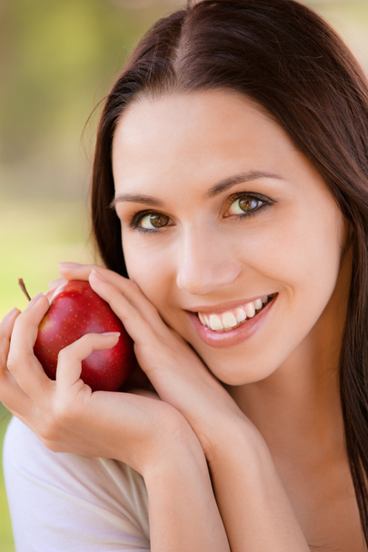mujer joven con manzana - Foto, imagen