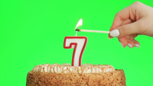 Zapálení číslo sedm narozeninové svíčky na lahodný dort, zelená obrazovka 7 - Záběry, video