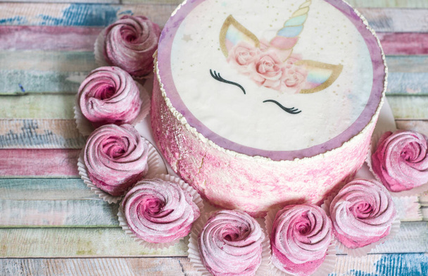 Un pezzo di torta al caramello con panna. Gruppo di marshmallow zephyr fatti in casa su sfondo colorato
 , - Foto, immagini