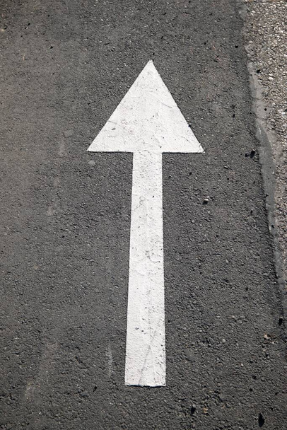 Single arrow directional sign on the floor. - Foto, imagen