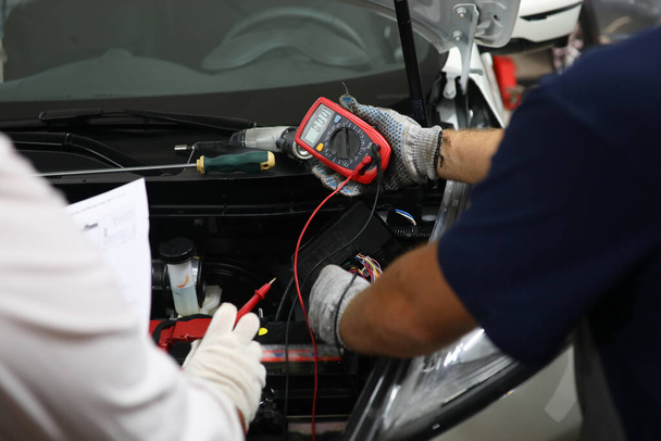 Mécanicien automatique en atelier avec diagnostic moteur de voiture
 - Photo, image