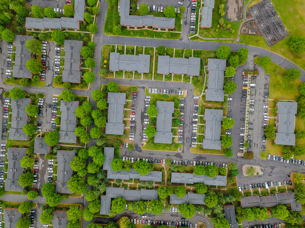 Bleiben Sie zu Hause während der Covid-19 Blick auf verwinkelte Straßen und Straßen in einem Wohngebiet kleine Stadtviertel mit Landschaft Dächer von Häusern - Foto, Bild