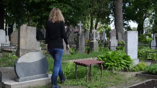 Mulher deprimido cemitério
 - Filmagem, Vídeo