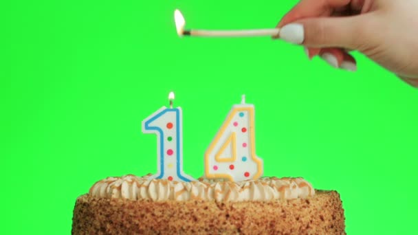 Anzünden einer Zahl vierzehn Geburtstagskerze auf einem leckeren Kuchen, grüner Bildschirm 14 - Filmmaterial, Video