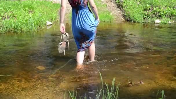 κορίτσι ποταμού βήμα προς βήμα - Πλάνα, βίντεο