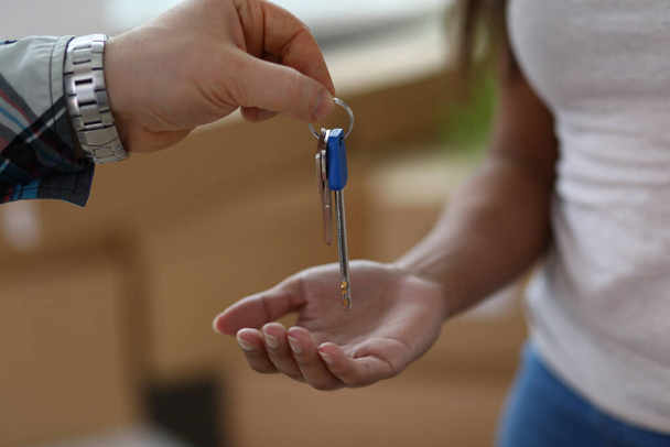 男はアパート、賃貸物件への女性の鍵を与える - 写真・画像