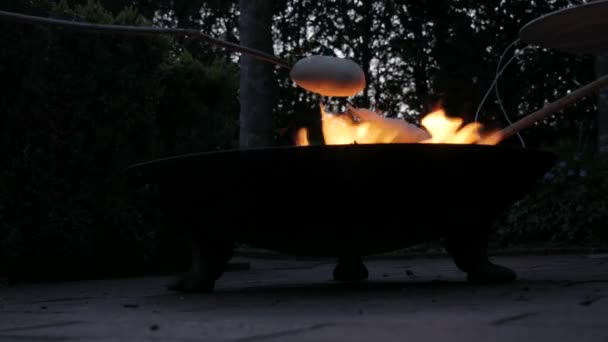Χαμηλή γωνία των ανθρώπων ψήσιμο ψωμί ραβδί πάνω από φωτιά κατά τη διάρκεια των διακοπών - Πλάνα, βίντεο