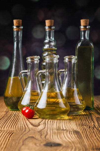 Zusammensetzung von Olivenöl in Flaschen - Foto, Bild