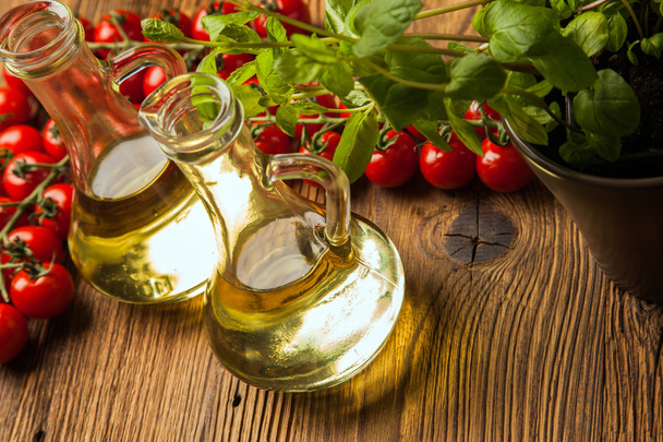 Zusammensetzung von Olivenöl in Flaschen - Foto, Bild