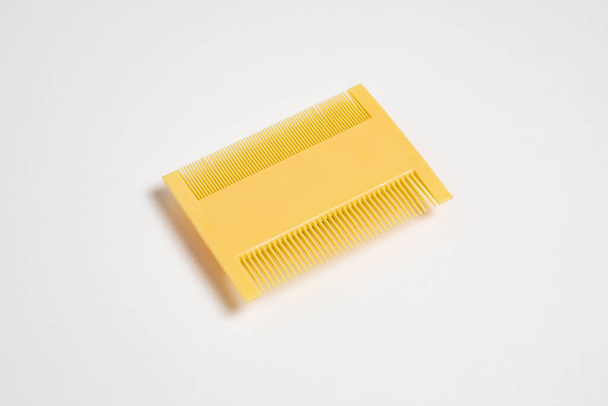 Двусторонняя расческа изолирована на белом фоне .Hairbrush.High-resolution photo.Top view
. - Фото, изображение