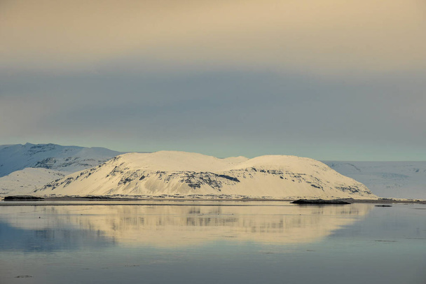 Gewitterwolken am Ende eines sonnigen Wintertages am Fjord von Hornafjordur - Foto, Bild