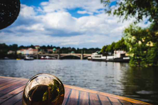Vista panorâmica panorâmica panorâmica da paisagem urbana do barco do rio Moldava Praga, na República Checa
 - Foto, Imagem