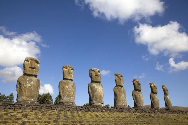 Vista de siete Ahu Akivi Moai, que son los únicos Moai que se enfrentan al mar, Rapa Nui, Isla de Pascua, Chile
. - Foto, imagen
